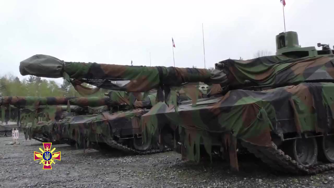 参加坦克大赛的法国“勒克兰儿”和乌克兰T64BV坦克抵达德国