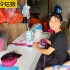 越南苗族姑娘阿玲在家做衣服，她的生活还是挺好的。
