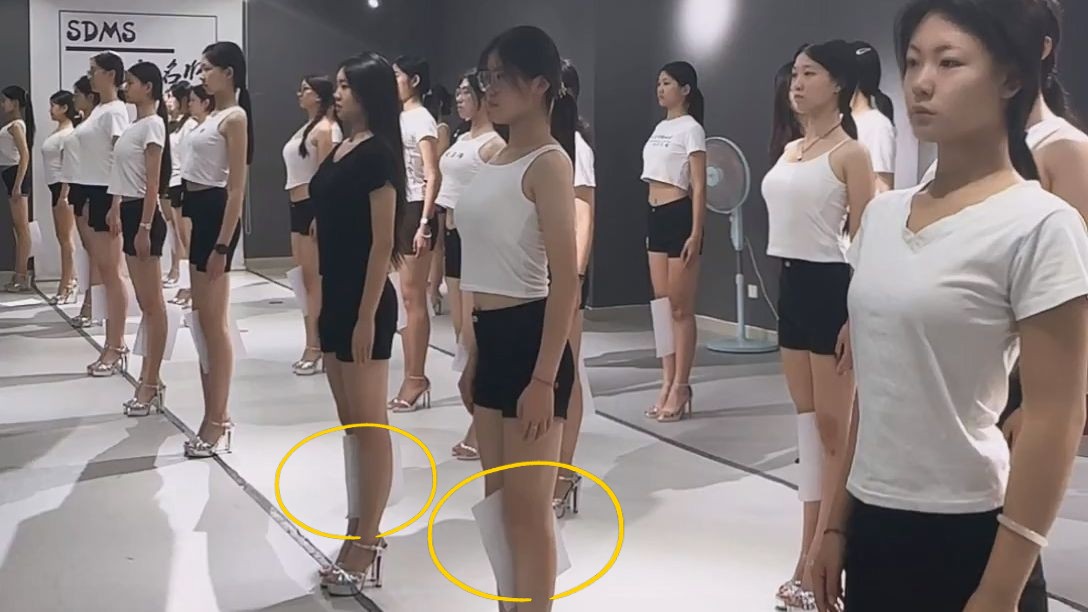 模特生日常训练 穿高跟鞋 腿夹a4纸“罚站”