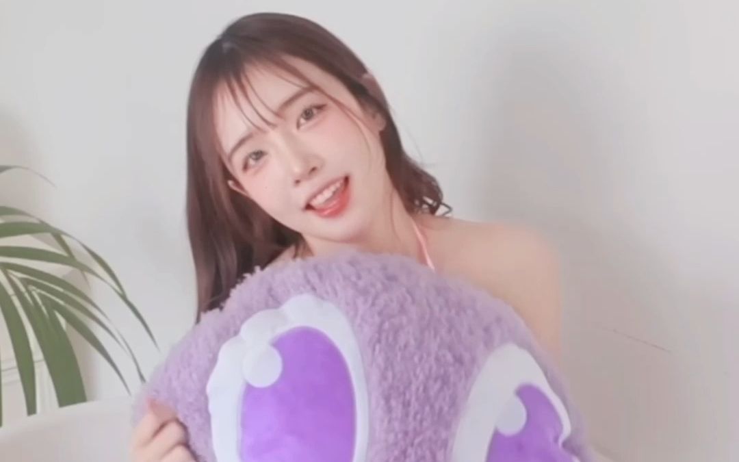 跟随MomoRina小姐姐一起感受夏天的美好吧