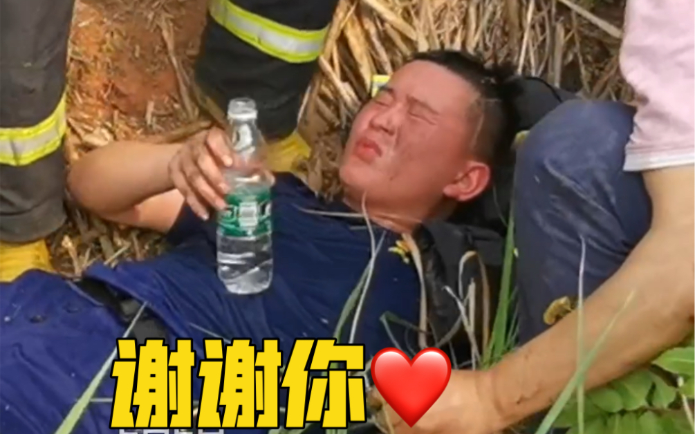 消防员灭火后累瘫中暑倒地 阿姨们自发为他们扇风降温