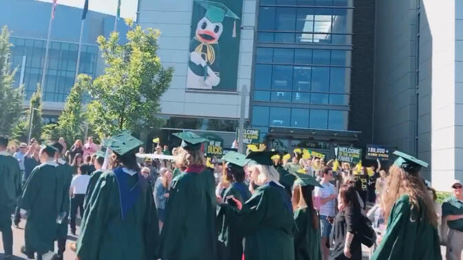 「俄勒冈大学」终于毕业了！大概是个校园日常和毕业仪式的记录 吉祥物鸭鸭疯狂跳舞23333