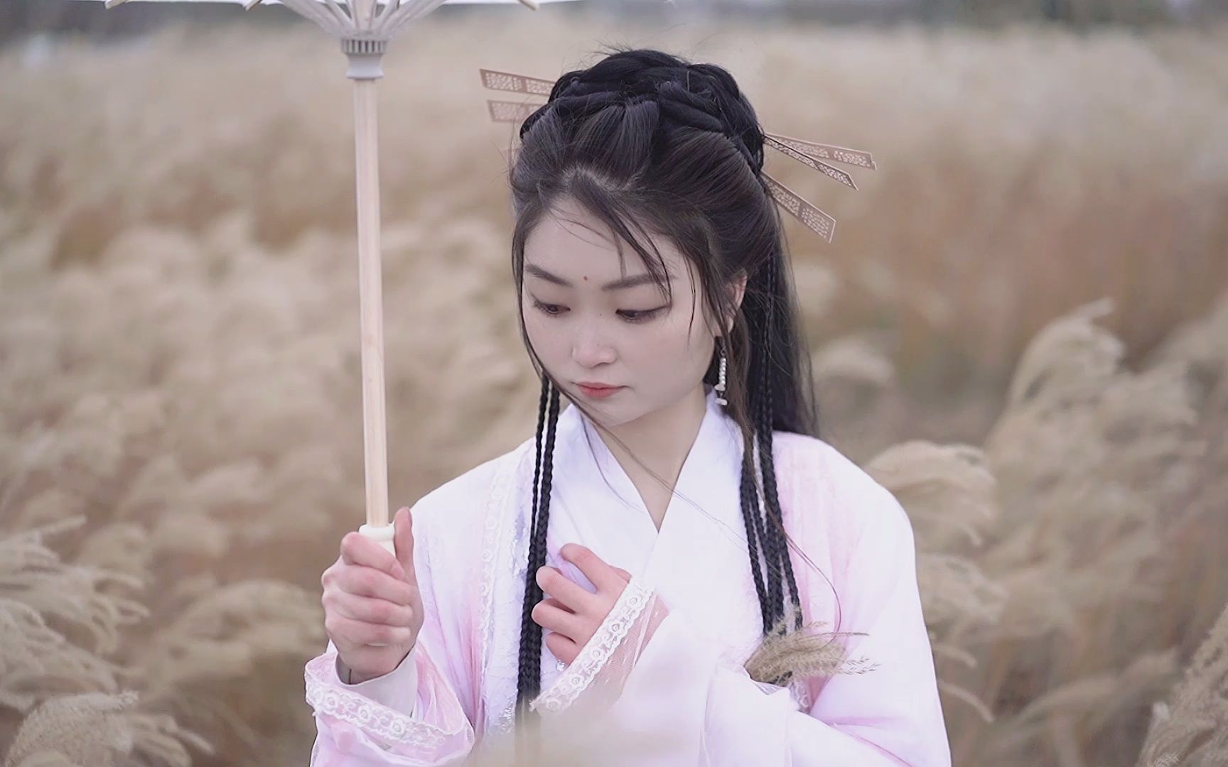 Sword is chivalry, umbrella is tenderness. When life and death are difficult, a parting of the ways is a parting of the ways.