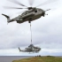 CH-53E超级种马吊运起AH-1Z毒蛇武装直升机