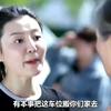 老太太帮儿子占车位，女司机直接一脚油门下去，结果悲剧了！影视