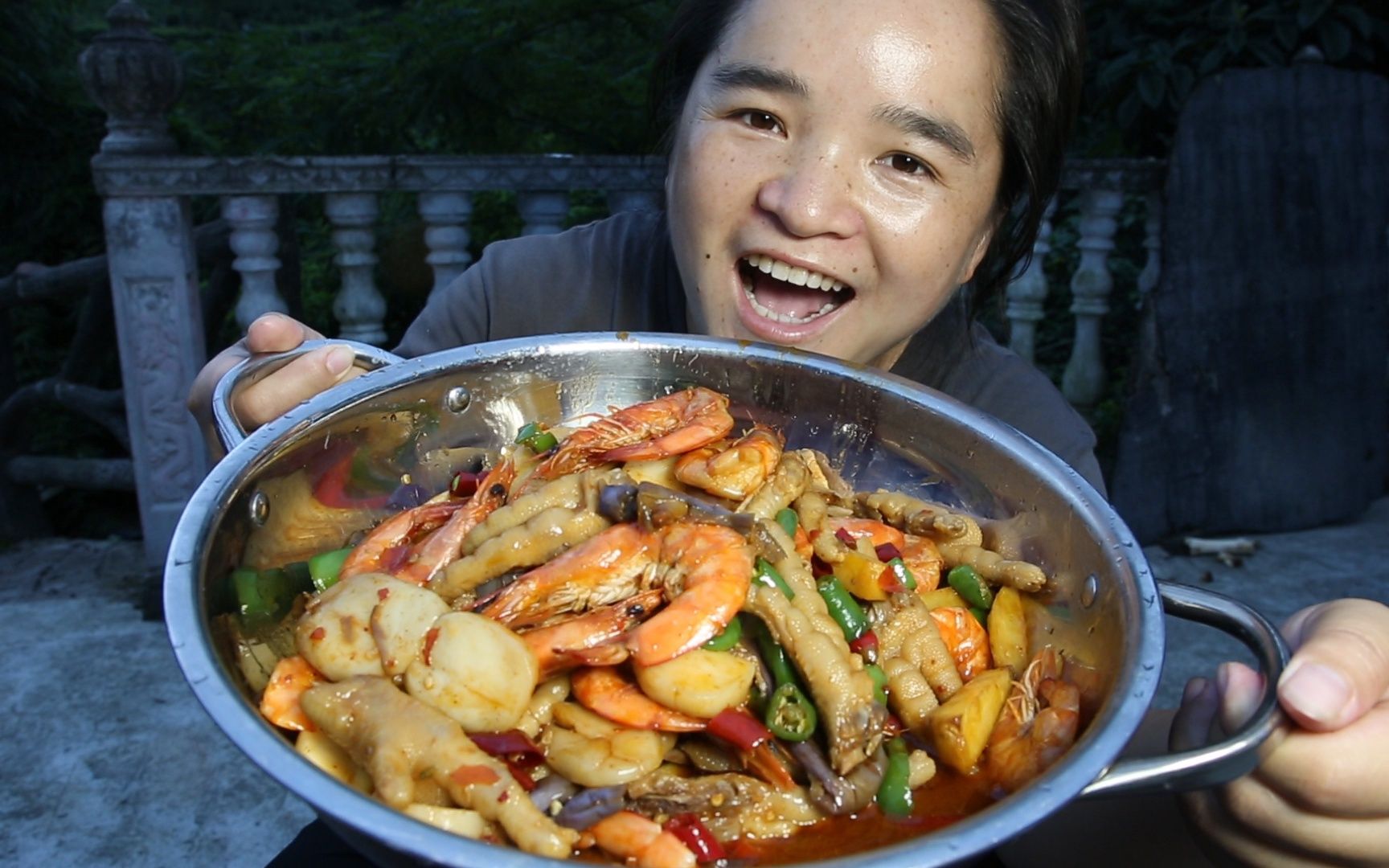 苗大姐虾子鸡爪煲，年糕当饭吃，邻居阿姨一起来干光