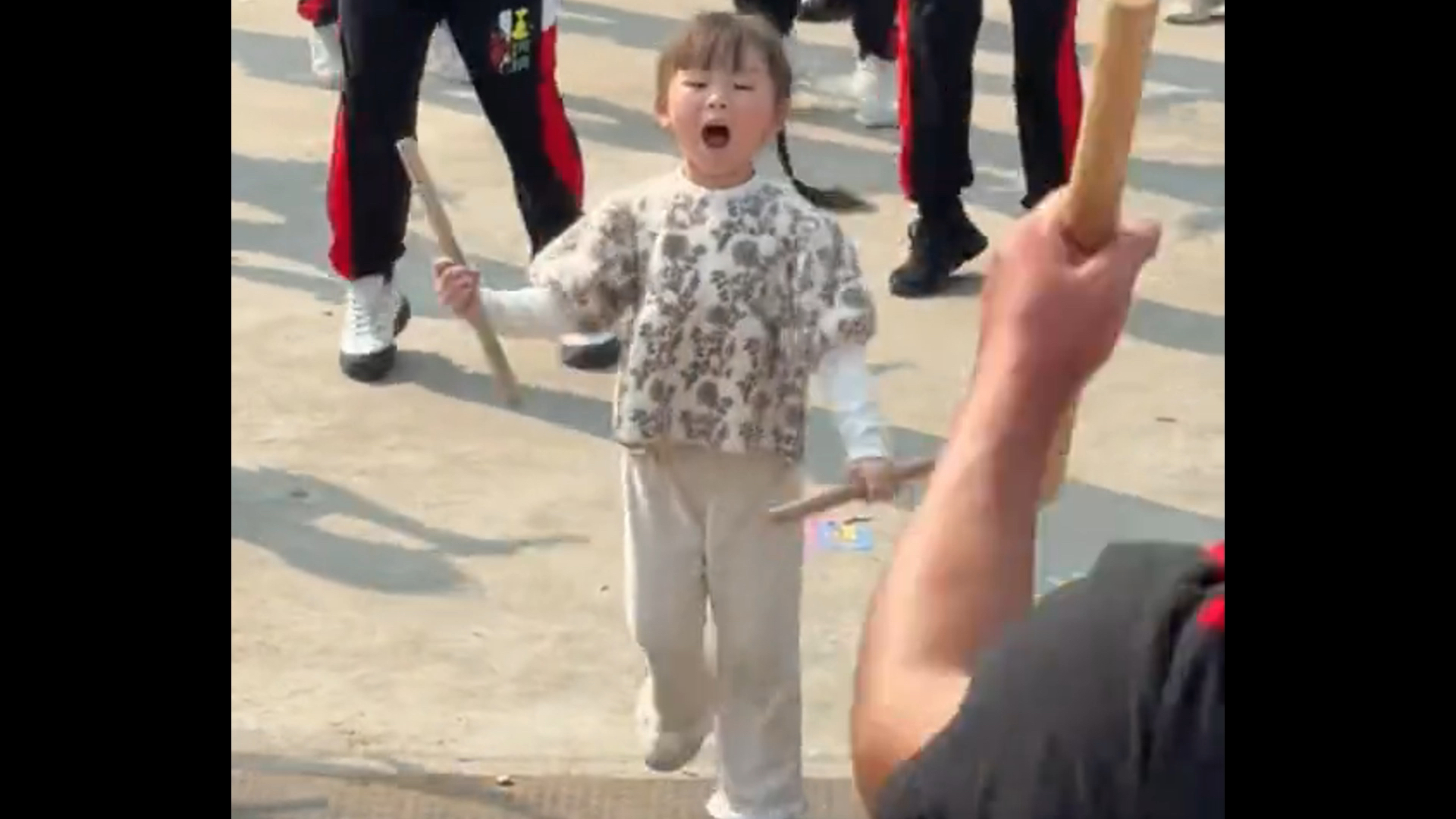 潮汕五岁英歌小女孩走红网络的精彩瞬间，诠释了文化传承的意义，太棒了