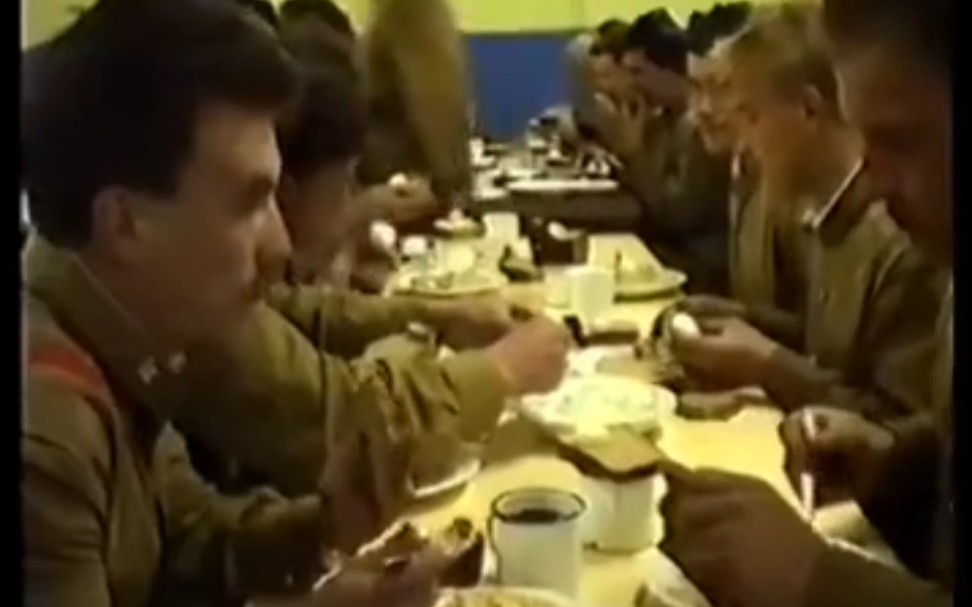 1988年苏军食堂伙食，有土豆泥、黄油黑面包、茶和煮鸡蛋。留言区很多当年苏军士兵怀念那时的战友情