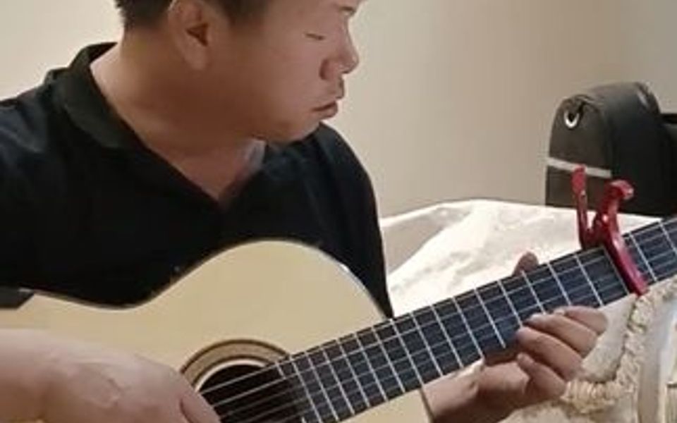 新疆鬼手大哥用古典吉他弹奏一曲《枉凝眉》