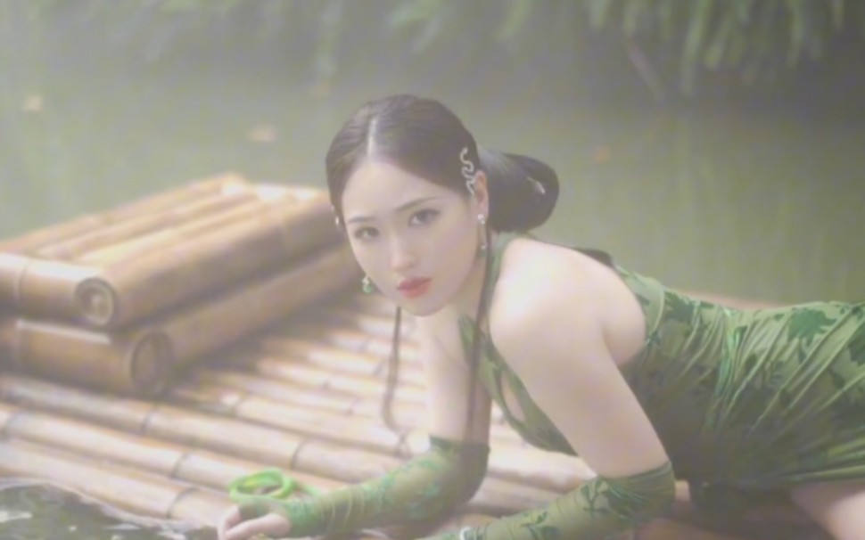 Sister has gone to look for Hsui-xien again, no one to play with me anymore