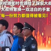 学校颁奖时也颁给了保安大叔，大叔特意换一双洁白的手套:“每一份努力都值得被看见