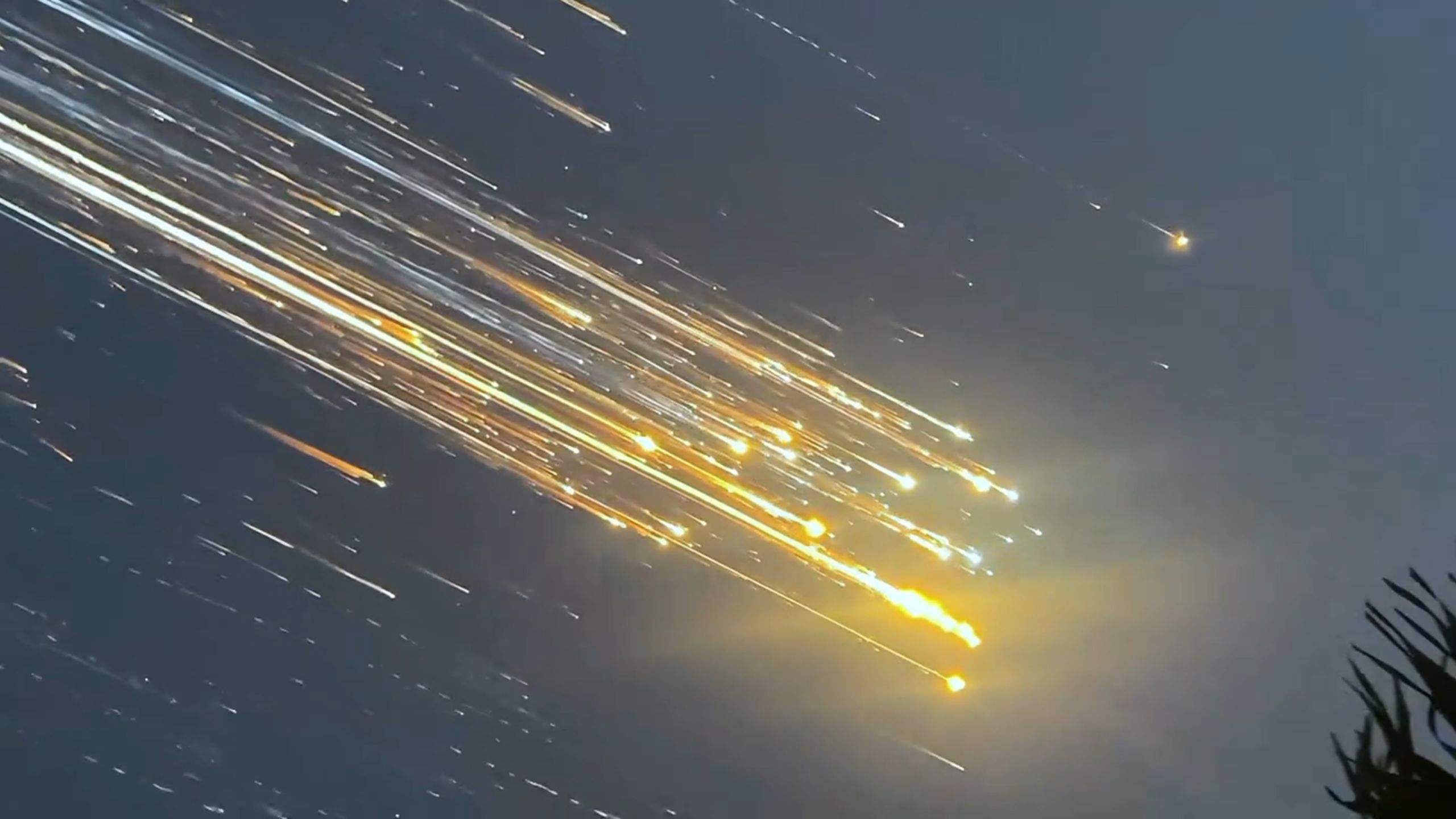 “SpaceX解体太震撼了！像坠落的流星 又像绽放的烟花 浪漫且震撼 该分享给谁呢. ”