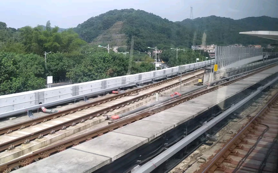 广州地铁广州地铁21号线金坑站停靠待避月台