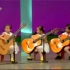 朝鲜儿童弹奏吉他