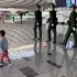 都很帅！北京大兴机场一小男孩给武警叔叔敬礼，被兵哥哥回礼的瞬间，太有爱了！