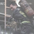 消防员救火时被困4楼阳台 回头瞬间看哭网友