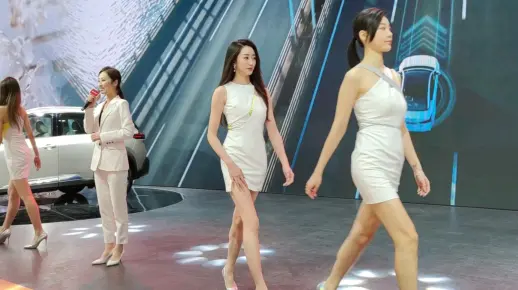 车模张芮尔和刘琴走秀现场