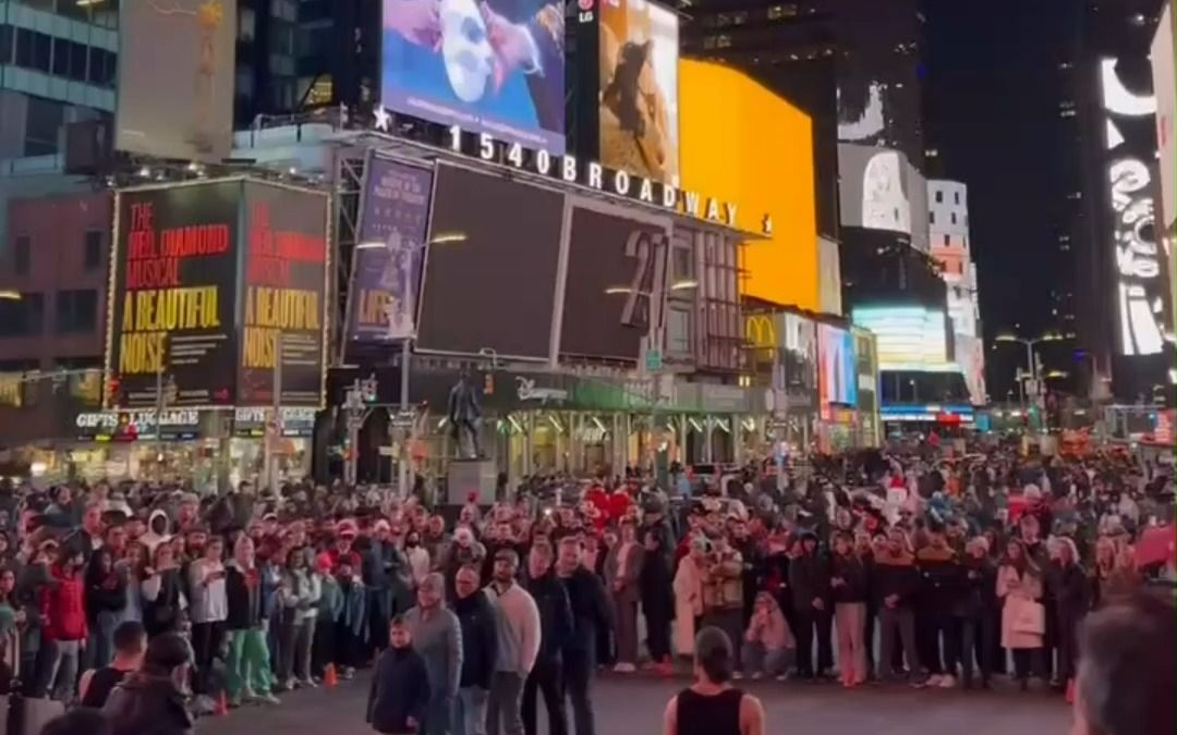 国风水舞占领纽约时代广场大荧幕，向全世界宣扬国风水舞，老外直呼中国人都会飞！