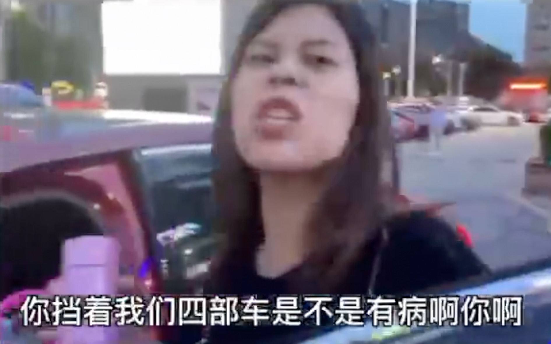 因不满对方司机对其违规变道避让，女子别车并辱骂 北京警方：行政拘留_凤凰网视频_凤凰网
