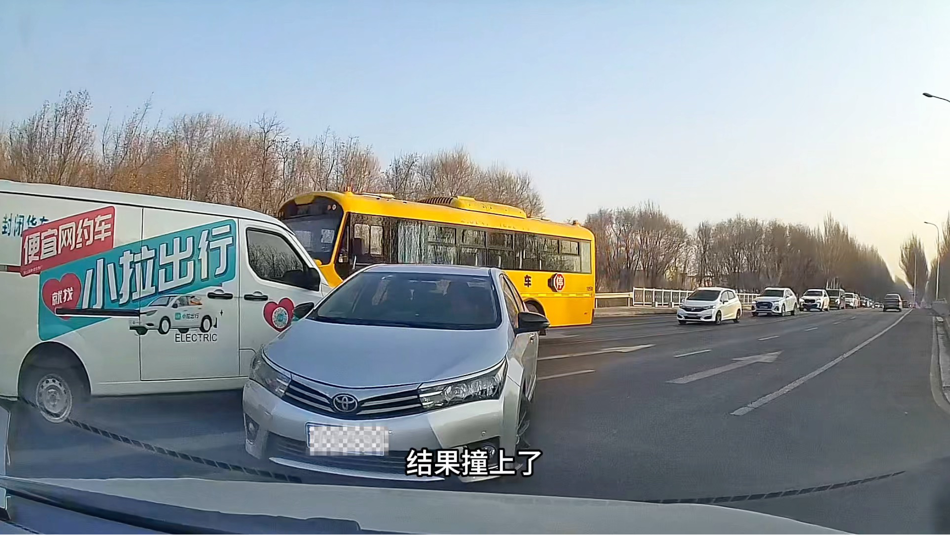 路口“抢行”之争：左转与直行，谁该让谁？