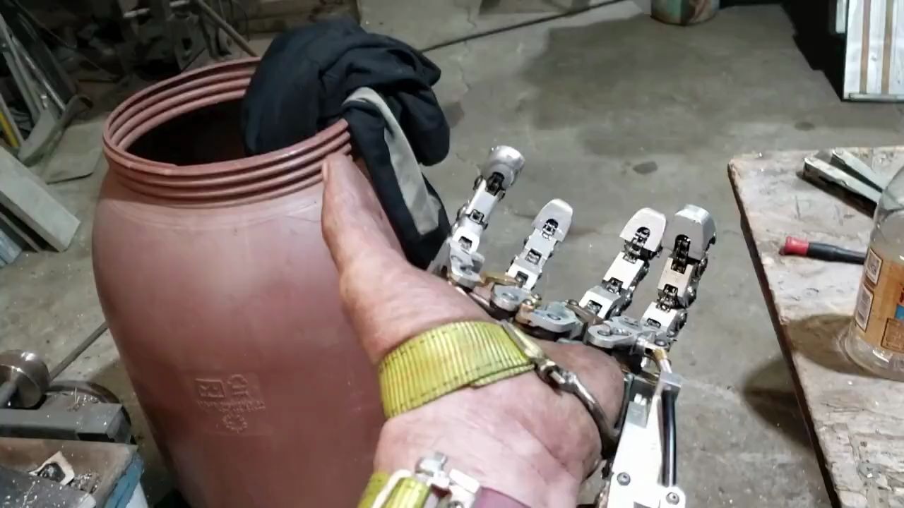 赛博朋克！机械工程师Ian Davis做了一只机械手，用来代替缺失的手指。