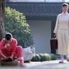 四姨太穿白衣嫁进门，二姨太笑话她寒酸，结果人家换上喜服艳压她