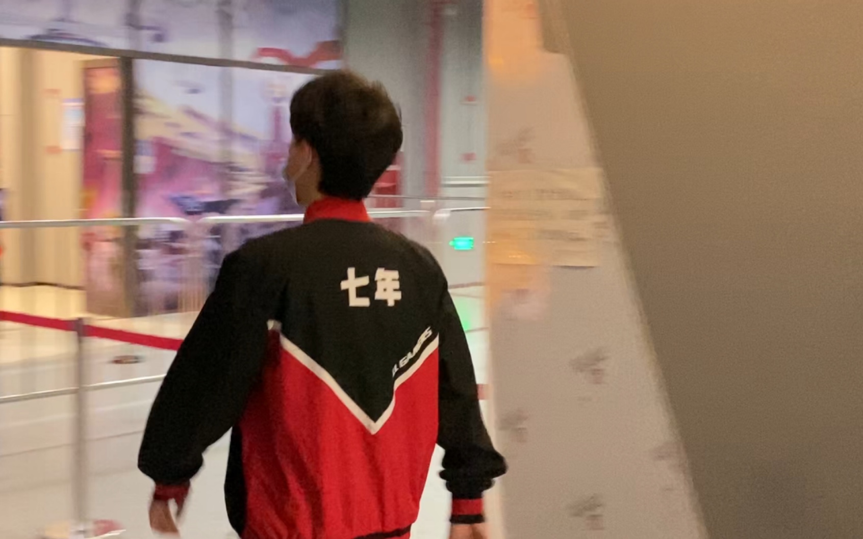 成都ag超玩会七年恰年唱歌啦young