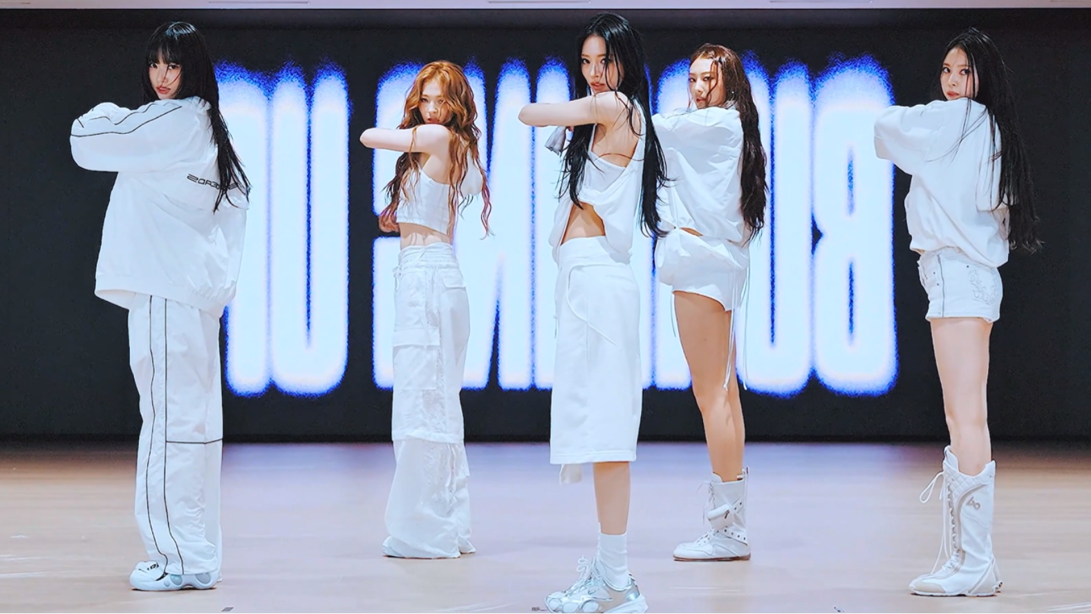 『4K镜面扒舞』MEOVV最新回归曲BURNING UP镜面放大练习室 放大+加亮+音源替换 慢倍速 分段循环 副歌单P 扒舞用