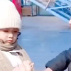 相差12岁的兄妹情深，看到哥哥紧张的样子感觉生妹妹所受的苦都是值得的，有哥哥保护的妹妹真幸福