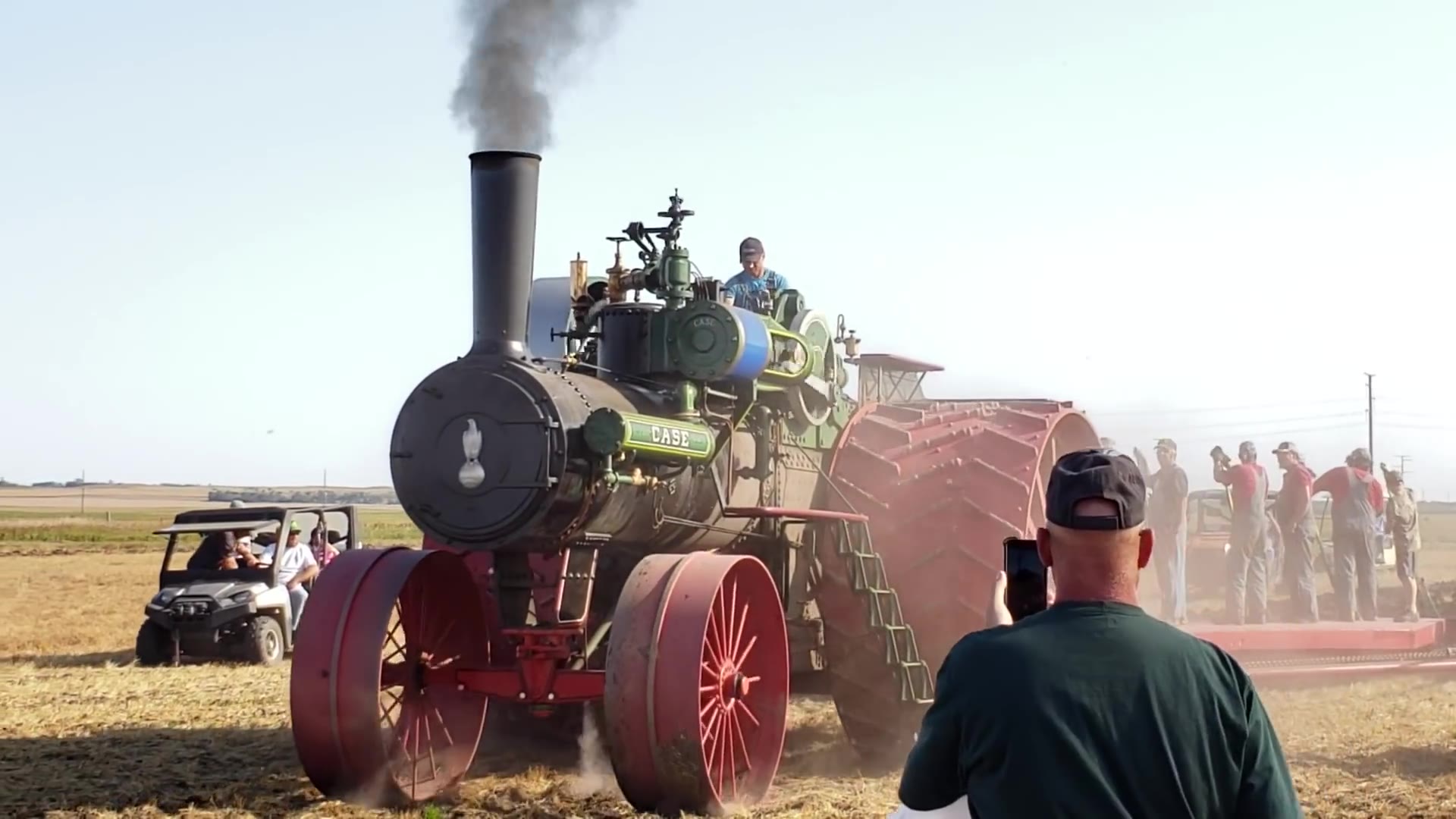 150马力的巨型古董蒸汽拖拉机在田间开垦土地