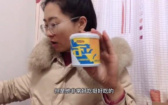 小吴在淘宝和拼多多上买同一款黄桃罐头，价格竟然相差一半。