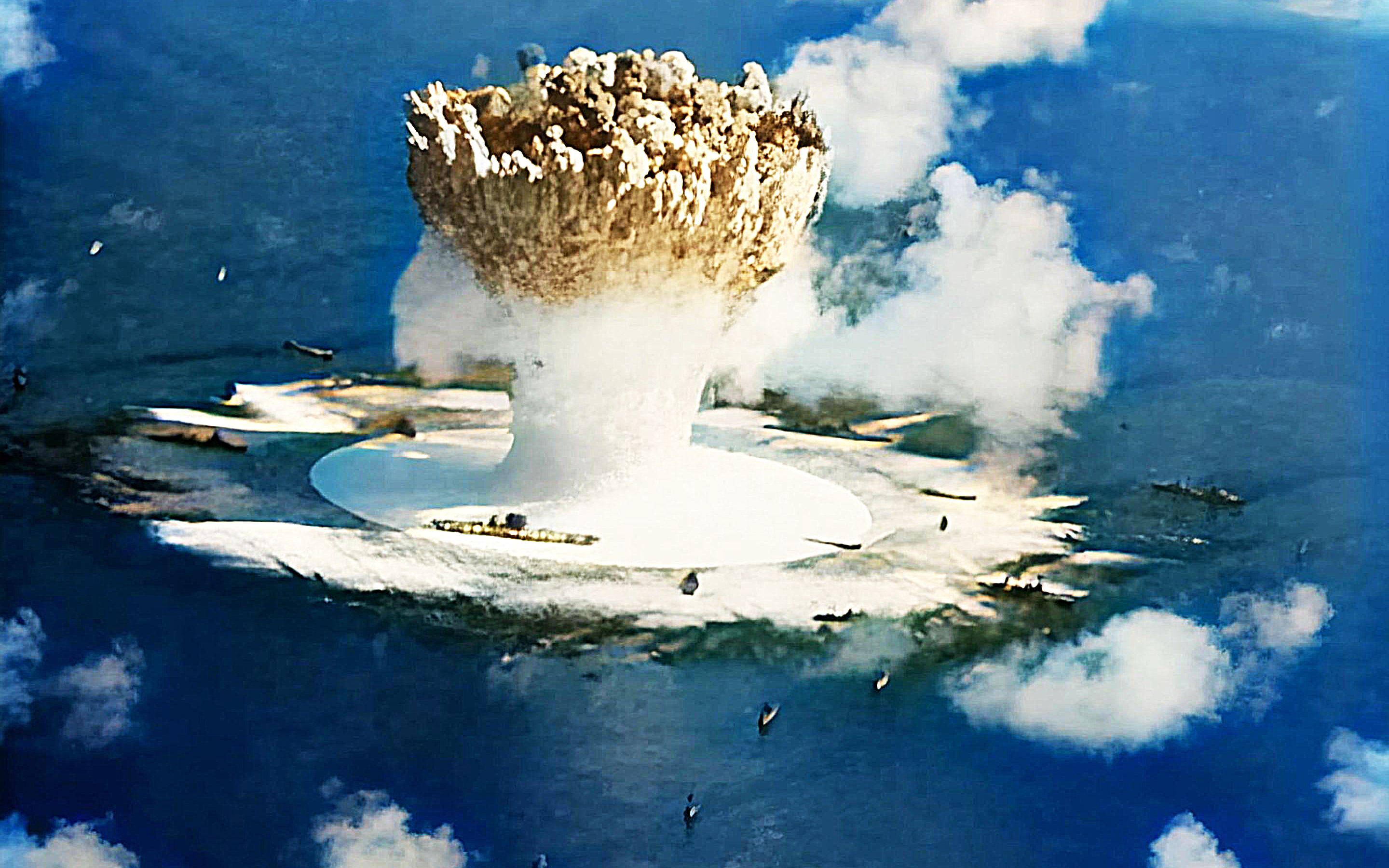 1946年美国核爆真实影像：巨大的海底核爆威力，直接炸烂9艘军舰！