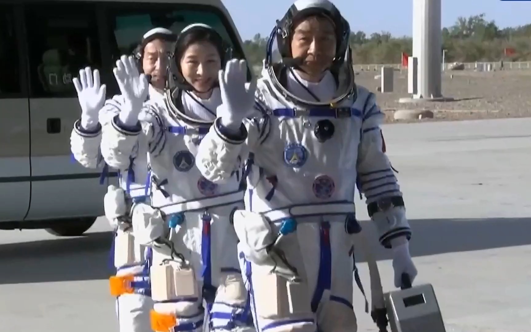 神舟十四号乘组抵达发射塔架 三名航天员竖大拇指喊“我们北京见”