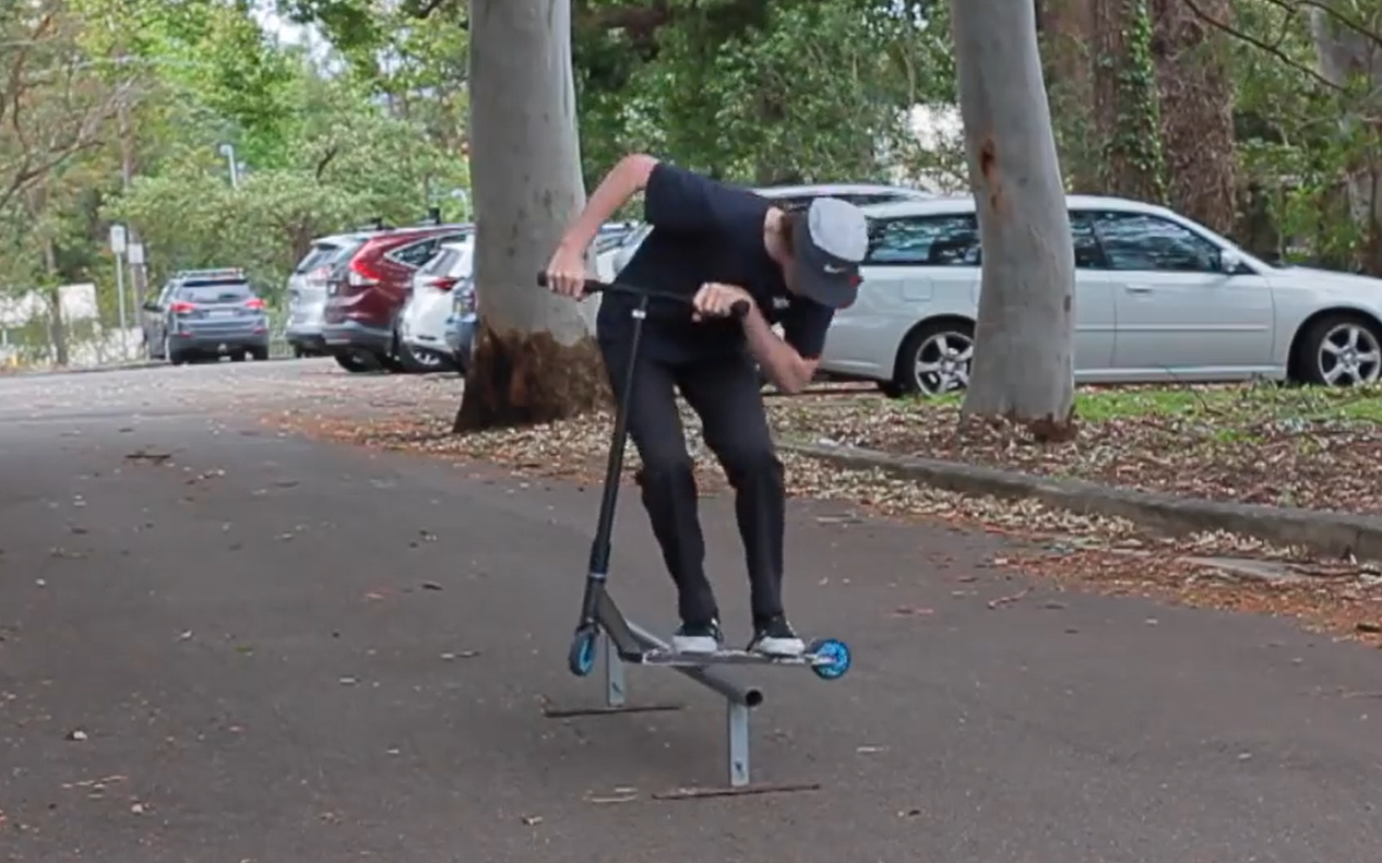 How To Grind a Rail on a Scooter_哔哩哔哩 (゜゜)つロ 干杯bilibili