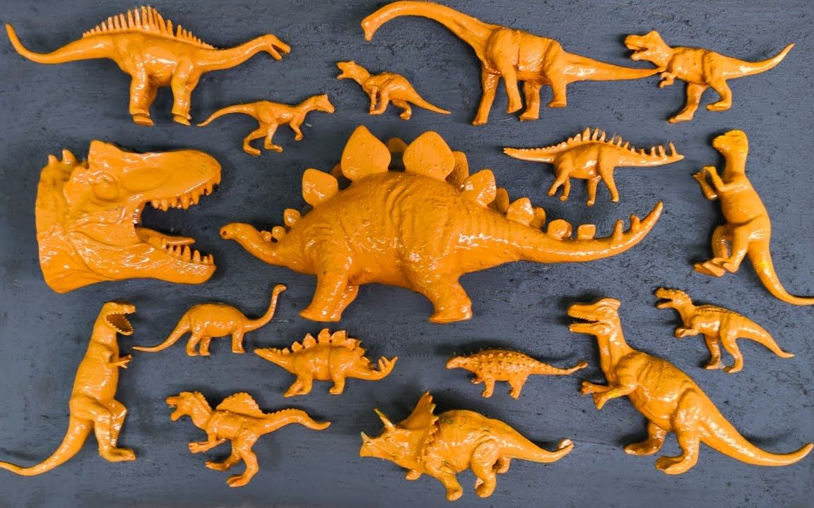 哇！超多恐龙玩具在地上，有霸王龙、剑龙、腕龙和三角龙！