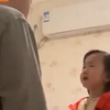 宝爸要给女儿洗澡结果惨遭拒绝   萌娃的回答让人笑喷