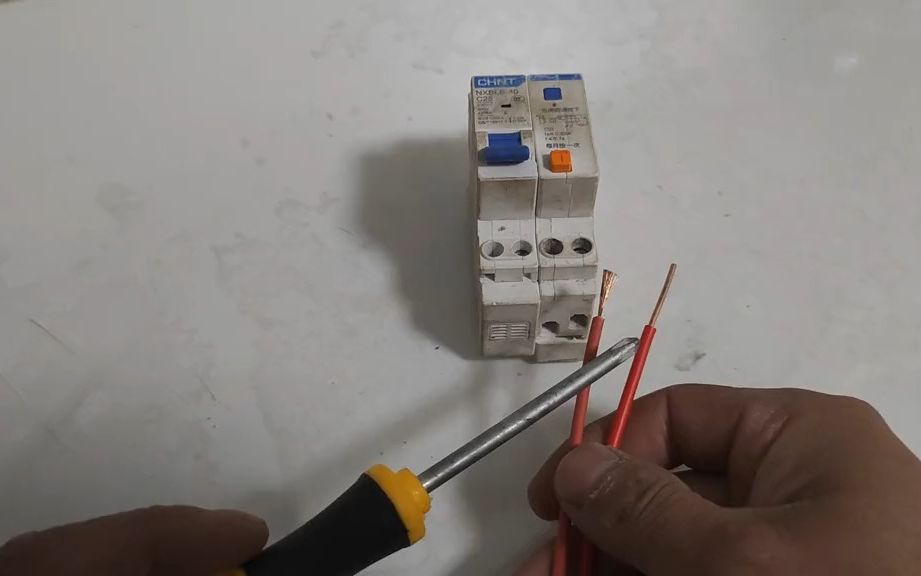 【老电工讲解】软线和硬线同时接进开关，看老电工是怎么接的