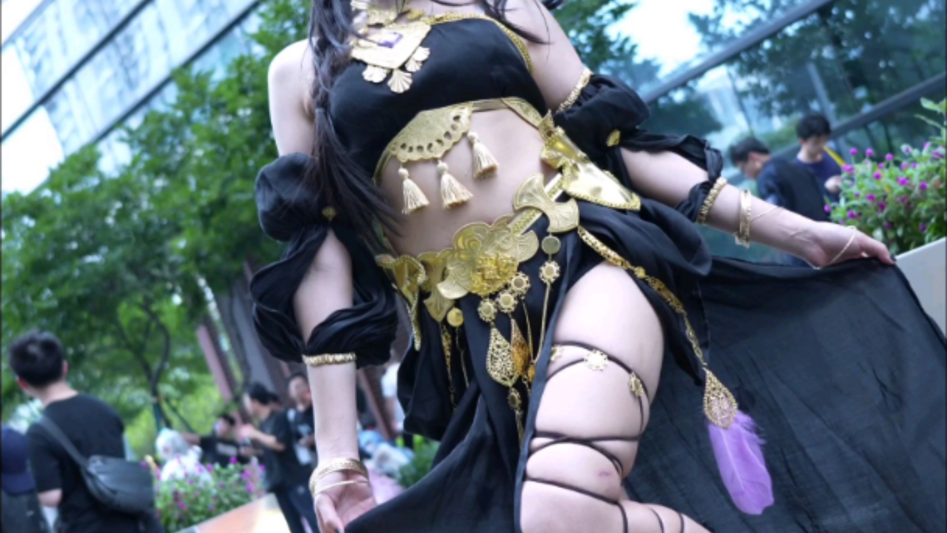 [Catwoman Savinai Dancer cos] - Legs control, the wind is very windy skirt floats up.