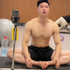 体育生帅哥练瑜伽伸展 肌肉在发光