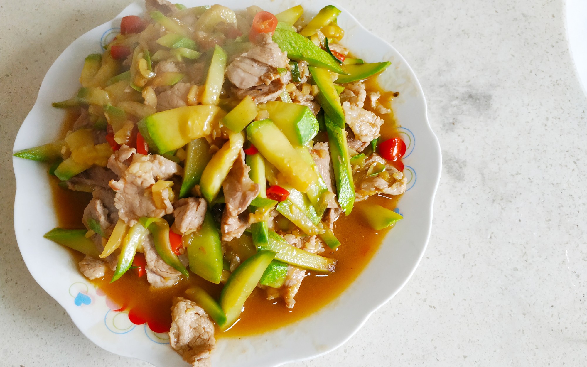 二表哥分享家常菜：西葫芦炒肉片的做法，是一道美味菜谱！