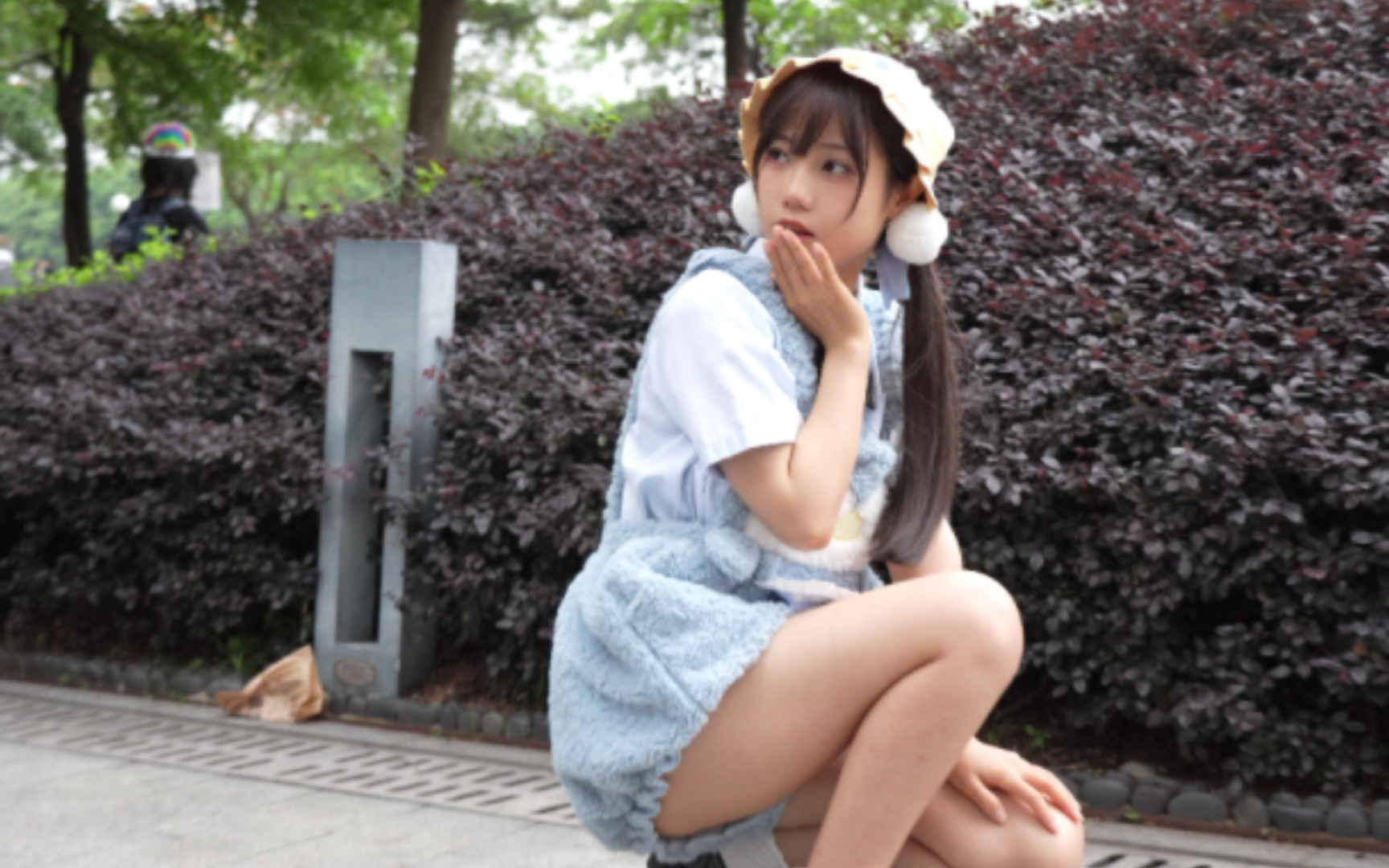 [Soft and cute double ponytail long legs] - Plush halter dress is too eye-catching, can't take my eyes off the cute sister!