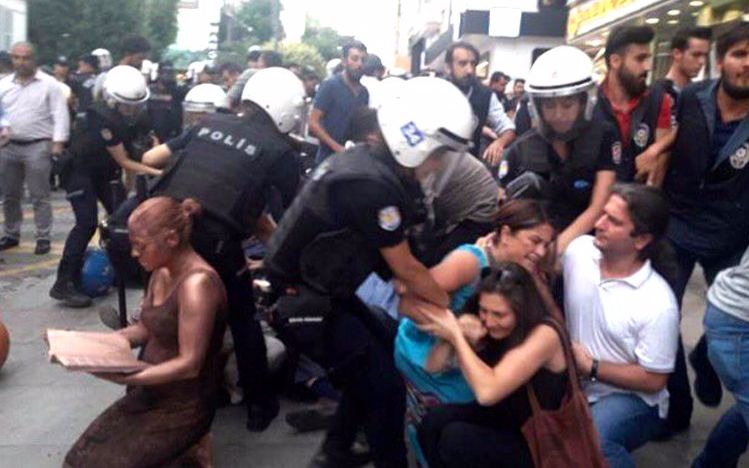 土耳其警察抓人的时候，绕过了这尊雕像……