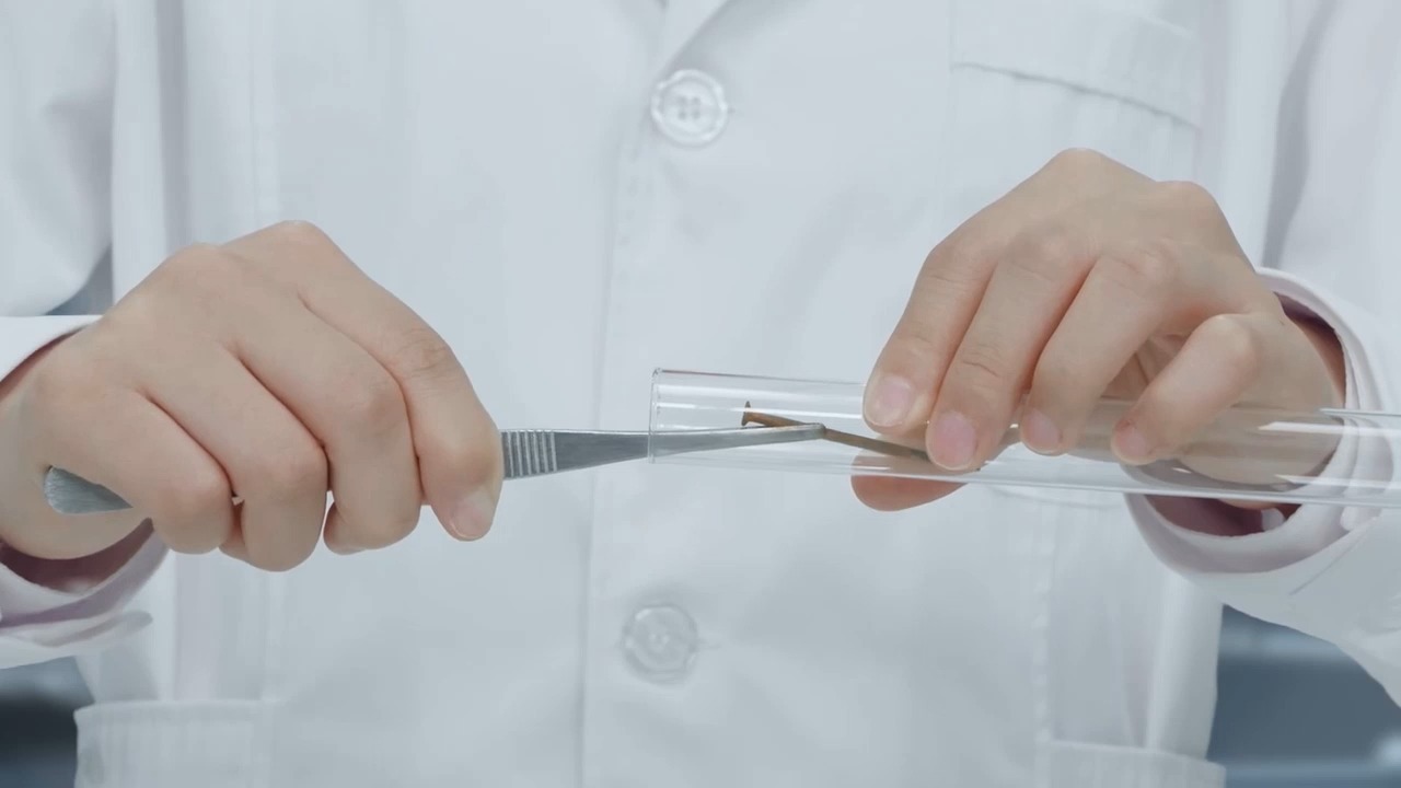 243_铁锈与稀盐酸反应实验