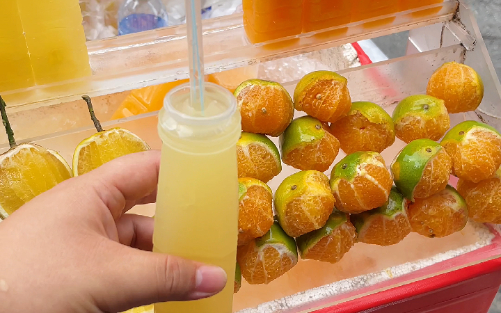 泰国美食；曼谷唐人街里的手工鲜榨橙汁和橘子汁酸酸甜甜带橘皮清香一口气能喝好几瓶