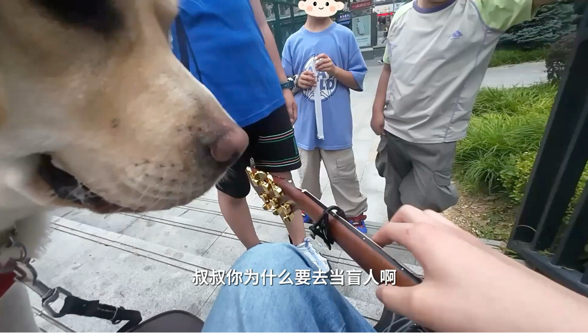 世事纷繁，难有一直顺遂，但总有人会递给你一束花。