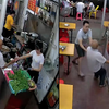 老人店内付款后突然晕倒,身体朝后倒下瞬间,用餐男子飞快上前一把扶住