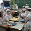 吃午餐也像是一堂艺术课！看日本的小学生在学校是如何吃午餐的吧