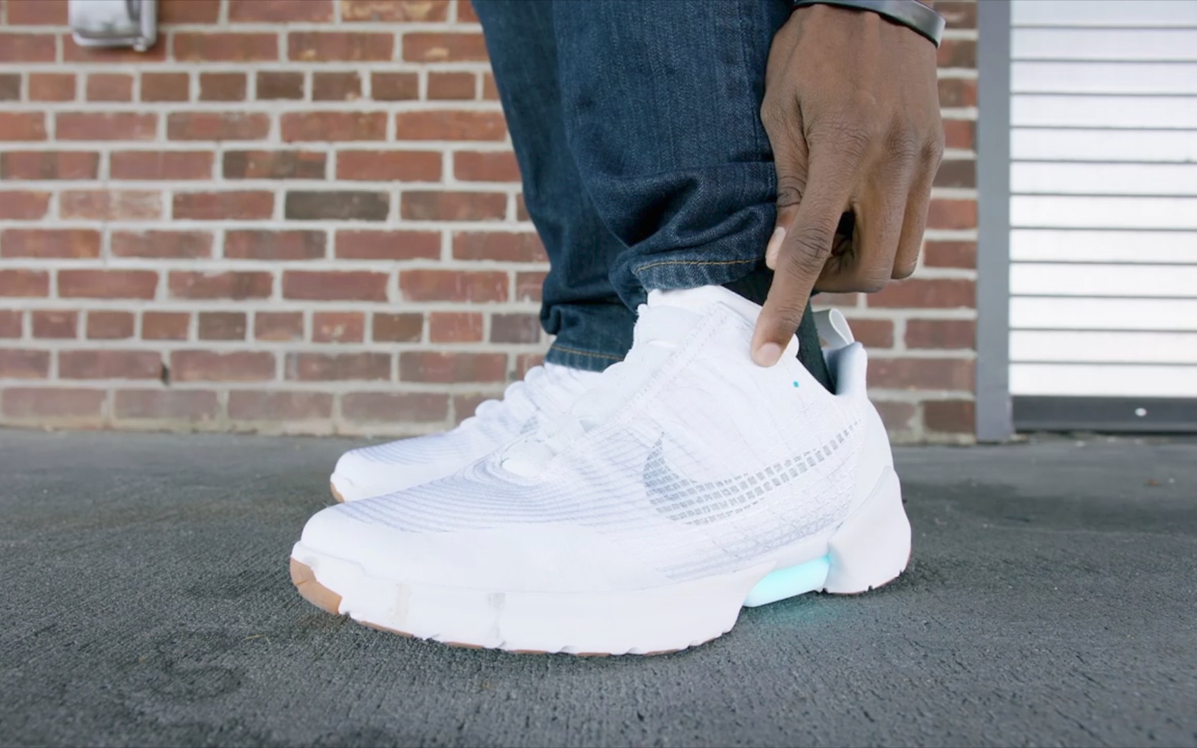 72变】会发光还会自动系鞋带这是要上天啊——Nike HyperAdapt 1.0上脚 