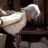 感人电影《外婆的家》70岁外婆光脚去山上挑水做饭，小孩却嫌弃难吃，把饭菜打翻