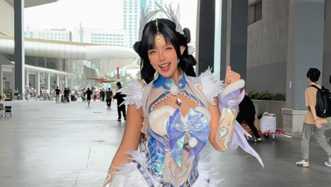 No matter how much I plan, I always end up just filming short, lighthearted videos at the convention.